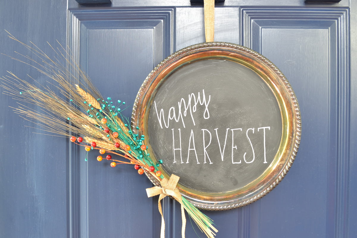 This fall wreath looks so easy and inexpensive to make! What a great DIY project using a platter from the thrift store. 
